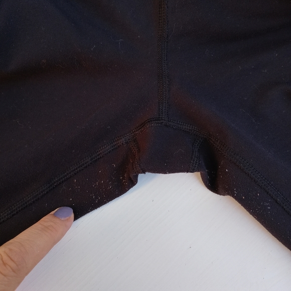 Women's Lululemon Cropped Black Leggings Size 6 - Picture 6 of 6